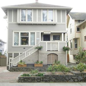 Fisher House Victoria Bed And Breakfast